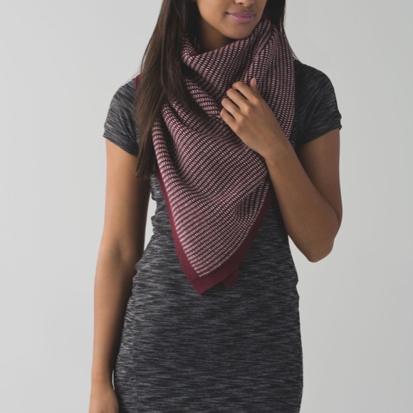 Lululemon On The Go Scarf/Poncho - Picture 4 of 8